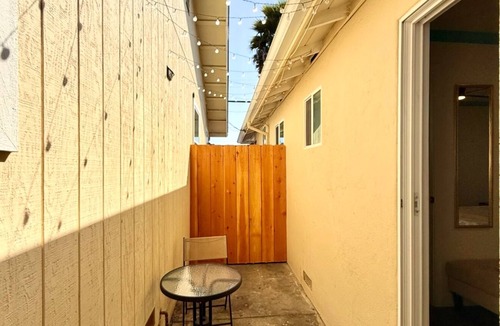 Eastside Santa Cruz House | Beautiful retreat- 5 min walk from the Beach!