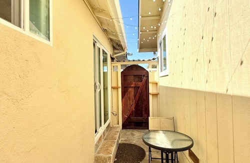 Eastside Santa Cruz House | Beautiful retreat- 5 min walk from the Beach!