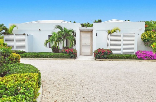 The Bight Villa | Beautiful Modern Villa - short walk to Grace Bay Beach