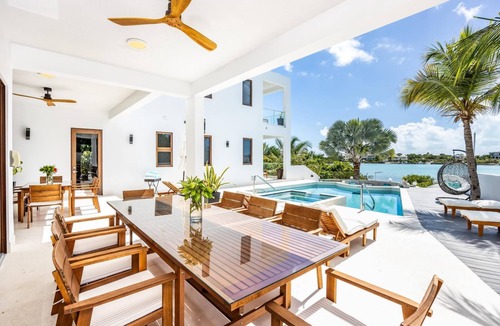 Ocean Point Villa | Beautiful Villa Cena! 6 Bedrooms, Waterfront, Jacuzzi, Gym, Amenities