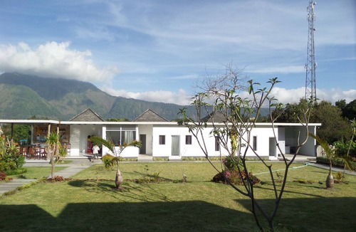Kintamani Bed & Breakfast | Bedroom of 6 pax Gold Kintamani