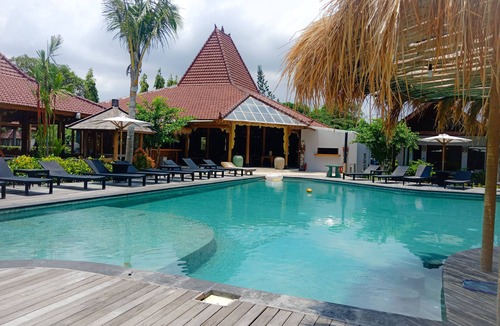 Padangsambian Klod House | Bungalow rooms with a big pool