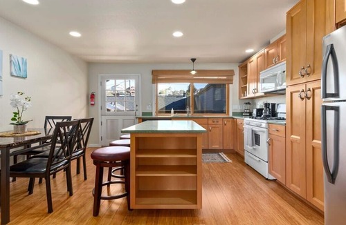 Capitola Apartment | Capitola Sea Breeze Retreat