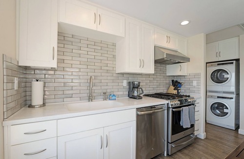 Capitola House | Capitola Venetian #1 – Historic Beachfront Getaway
