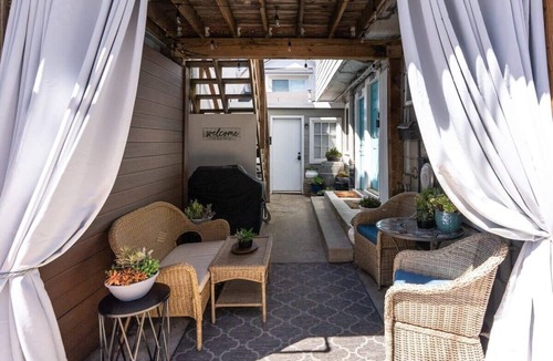 Capitola Apartment | Capitola Village Hideaway Bungalow - Pet friendly!
