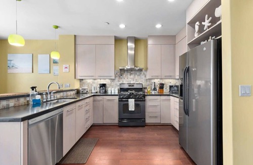 Capitola Apartment | Capitola Village Retreat with Garage!