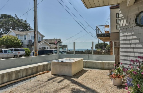 Eastside Santa Cruz House | Casa Grande overlooking Twin Lakes Beach
