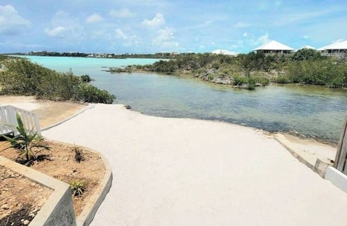 Ocean Point Cottage | Charming 1-bedroom Waterfront cottage in tranquil Chalk Sound