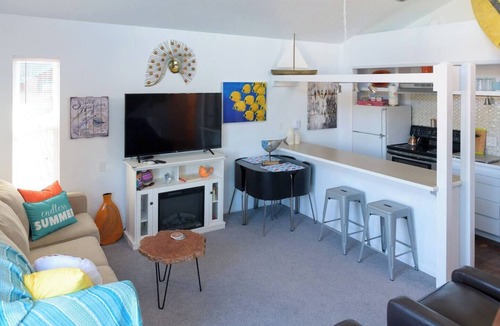 Rio del Mar House | Charming guest house in Aptos-3 min walk to beach!+EV Charger.