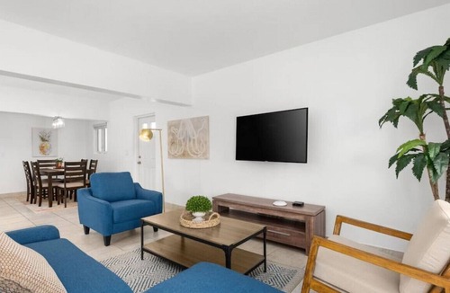Venetian Road Settlement Apartment | Chic 2 Bedroom Home - Central