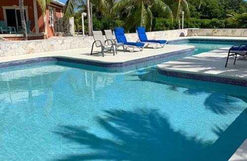 Sandy Point Cottage | Cottage in an Oasis of Palm Tree's with a Pool - 5mn from Beach!
