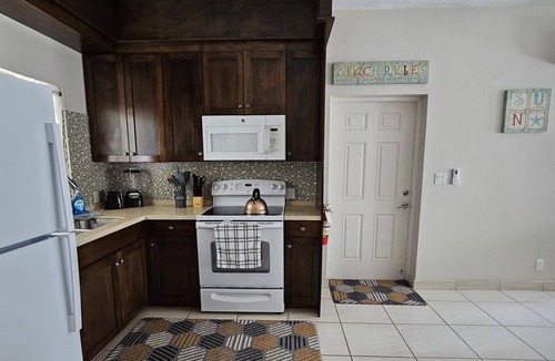 Providenciales House | Cozy 1-bedroom guesthouse with private rooftop terrace in superb Providenciales
