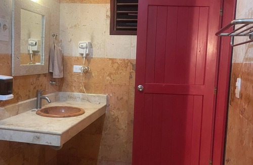 Downtown Holbox Apartment | Cozy apartment in charming Holbox with AC, WiFi cuarto en planta baja