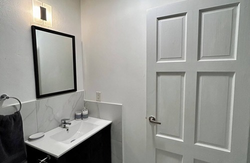 Venetian Road Settlement Apartment | Cozy studio with AC and WiFi in soothing Venetian Road Settlement
