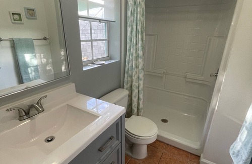Discovery Bay Cottage | Cozy cottage on the canal!