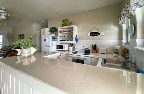Cockburn Town Apartment | Crabtree #3 Best Beach -Walk 2 Restaurant and Town
