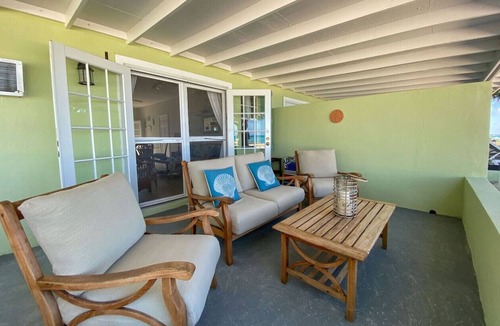 Cockburn Town Apartment | Crabtree #3 Best Beach -Walk 2 Restaurant and Town
