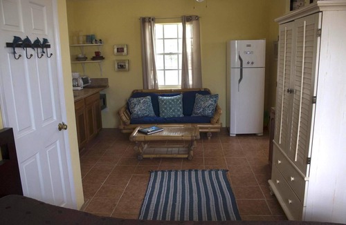 Cockburn Town Cottage | Delightful, quiet beachfront cottage