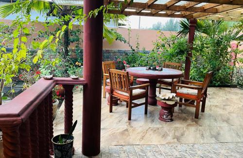 Zig Zag Ward Apartment | Effie Mountain View coco villa