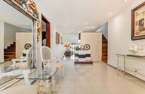 Zona Hotelera Villa | Elegant Lagoon front Villa by CASA PARAISO