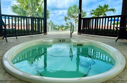 The Bight Apartment | Extra spacious oceanview condo 5 min from pristine beach