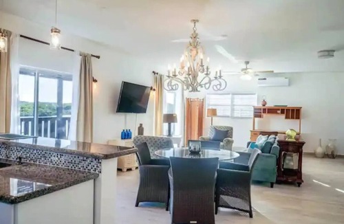 Venetian Road Settlement House | Flamingo waterfront home