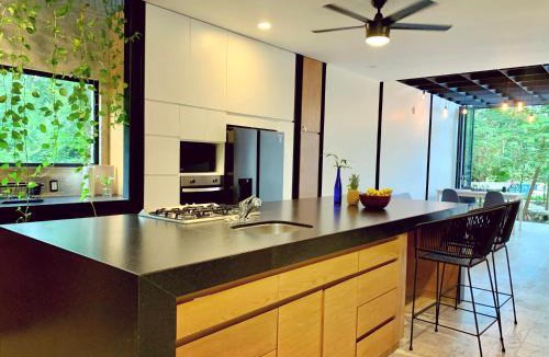Villa Juarez Villa | GLASS JUNGLE VILLA with amazing green views -10 min DT