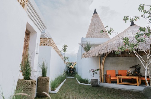 Mas Villa | Golden Bee