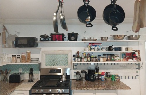 Leeward Settlement House | Guest House 2 bedrooms & 2 baths near Grace Bay Beach & Long Bay Beach.