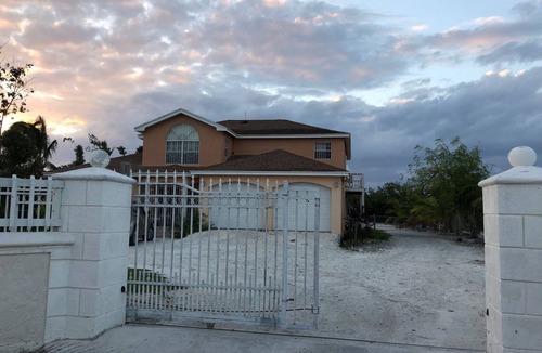 Leeward Settlement Apartment | Handfield's Hideaway Cozy one bedroom