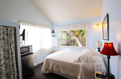 Eastside Santa Cruz Hotel | Harbor Inn
