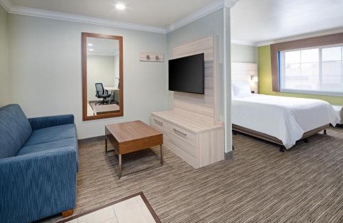 Watsonville Hotel | Holiday Inn Express & Suites Watsonville by IHG