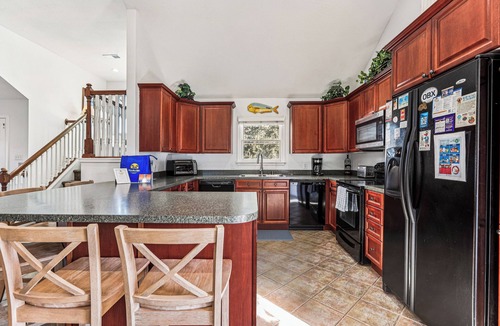 Duck House | HotTub, Pool Table, Elevator! Large fenced yard, pets