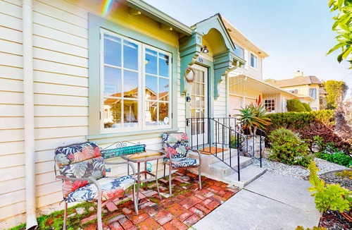 Beach Hill - Beach Flats House | Inviting retreat near Monterey Bay & San Lorenzo River w/full kitchen & WiFi