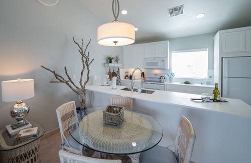 Wheeland Settlement Condo | Island Thyme 2 bdrm penthouse newly upgraded 2 king beds