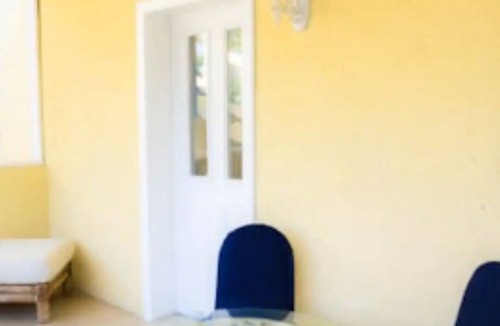 Leeward Settlement Villa | Kenai’s Place-Just 2mins away from Grace Bay Beach