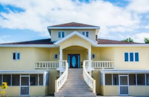 Leeward Settlement Villa | Kenai’s Place-Just 2mins away from Grace Bay Beach
