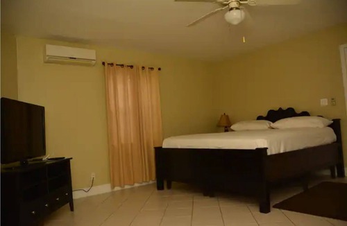 Leeward Settlement House | Kenai’s Place- A Deluxe Master Suite Just 2mins away from Grace Bay Beach