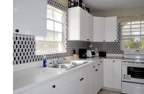Leeward Settlement House | Kenai’s Place - A One Bedroom Suite just 2 mins away from Grace Bay Beach