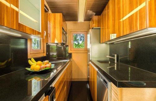 Venetian Road Settlement House | Kokomo Ultra-Lux King - Single Cottage