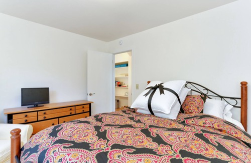 Eastside Santa Cruz Apartment | Lakeside Retreat