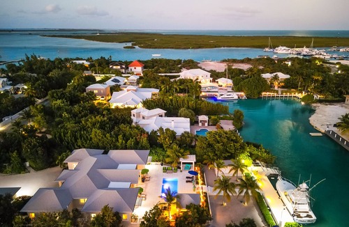 Leeward Settlement House | Leeward Canal, Grace Bay - Kayaks, SUPs & Beautiful Pool - Villa Cariad