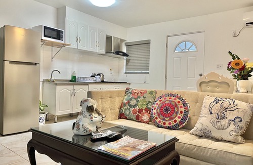 The Bight Apartment | Lovely Apartment with King Size Bed in Venetian Road