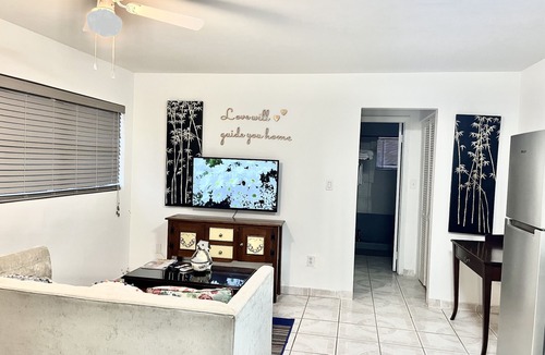 The Bight Apartment | Lovely Apartment with King Size Bed in Venetian Road