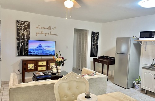 The Bight Apartment | Lovely Apartment with King Size Bed in Venetian Road