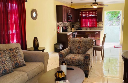 Long Bay Hills House | Lovely one bedroom apartment 8-10 minutes walk to Grace Bay Beach(May Promotion)
