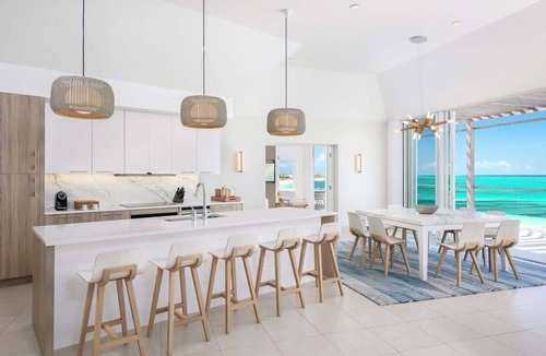 The Bight Apartment | Luxe Oceanfront Penthouse | Hot Tub, Daily Cabana