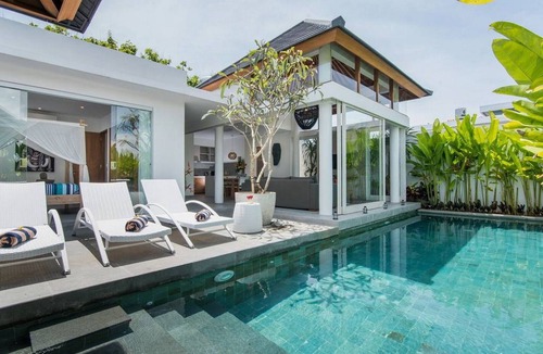 Jimbaran Bay Villa | LUXURIOUS 2BR Villa in Canggu - Open plan living area!