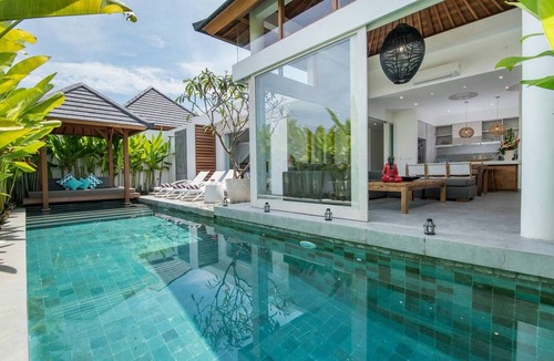 Jimbaran Bay Villa | LUXURIOUS 2BR Villa in Canggu - Open plan living area!