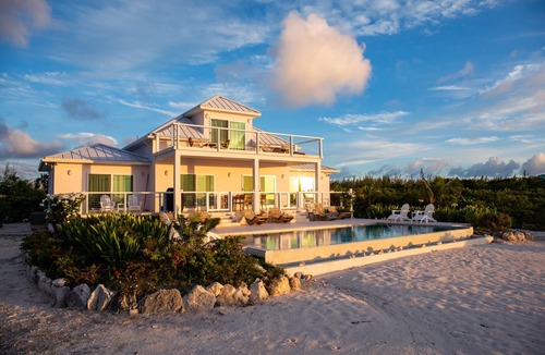 Parrot Cay Villa | Luxury Beach House Villa with beachfront access & infinity pool in North Caicos!